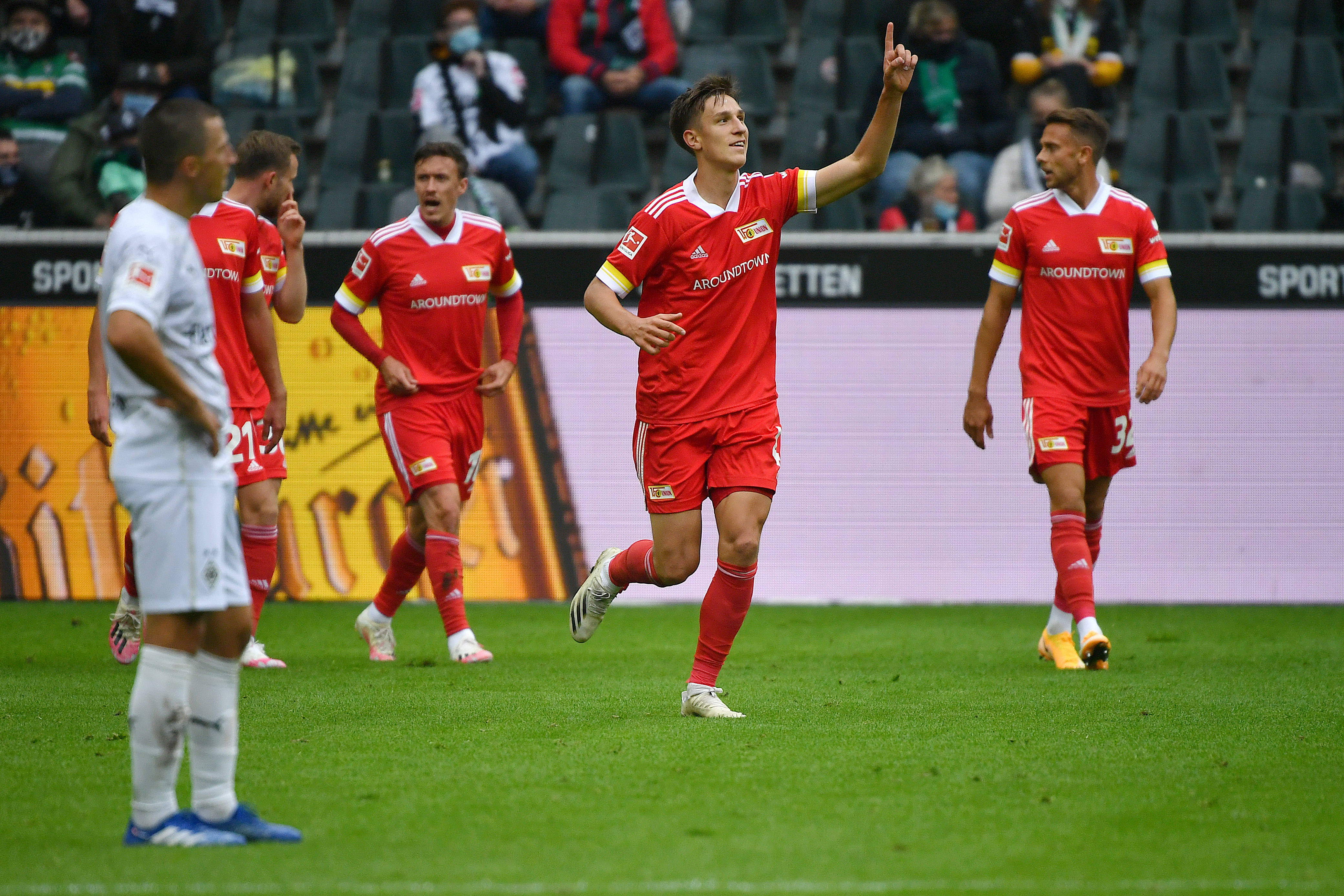 爱游戏入口-门兴格拉德巴赫发布备战花絮，转会期临场应变，欧冠任务艰巨，纪律约束更严格的简单介绍